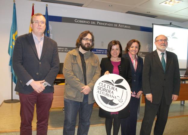 Tino Cortina, Juan Hernanz, María Jesús Álvarez, Otilia Requejo y Jesús Casas, con el logotipo. 