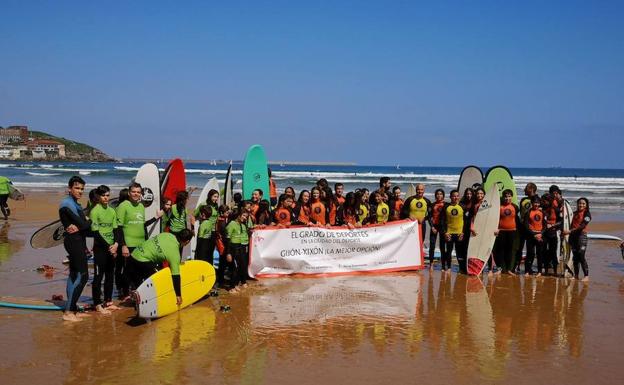 El colectivo de surfistas, en la playa de San Lorenzo. 