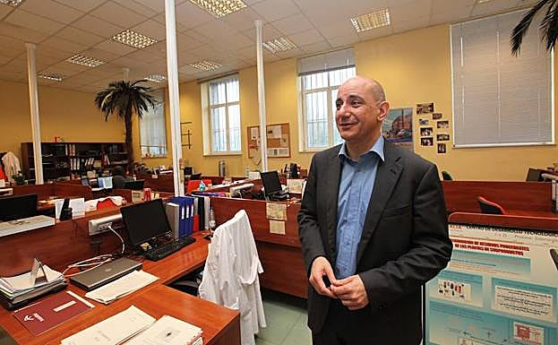 Niolás de Abajo, en el centro de I+D de Avilés. 