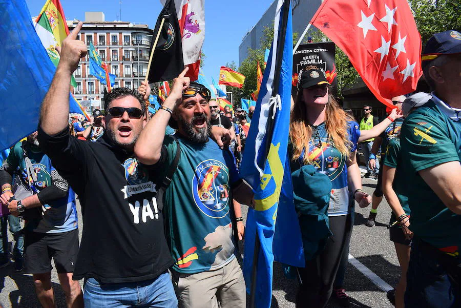 Medio millar de asturianos acuden a la manifestación para denunciar que el acuerdo alcanzado entre los sindicatos e Interior mantiene la discriminación