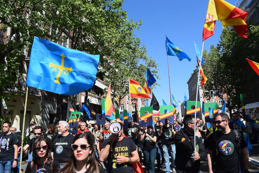 Medio millar de asturianos acuden a la manifestación para denunciar que el acuerdo alcanzado entre los sindicatos e Interior mantiene la discriminación