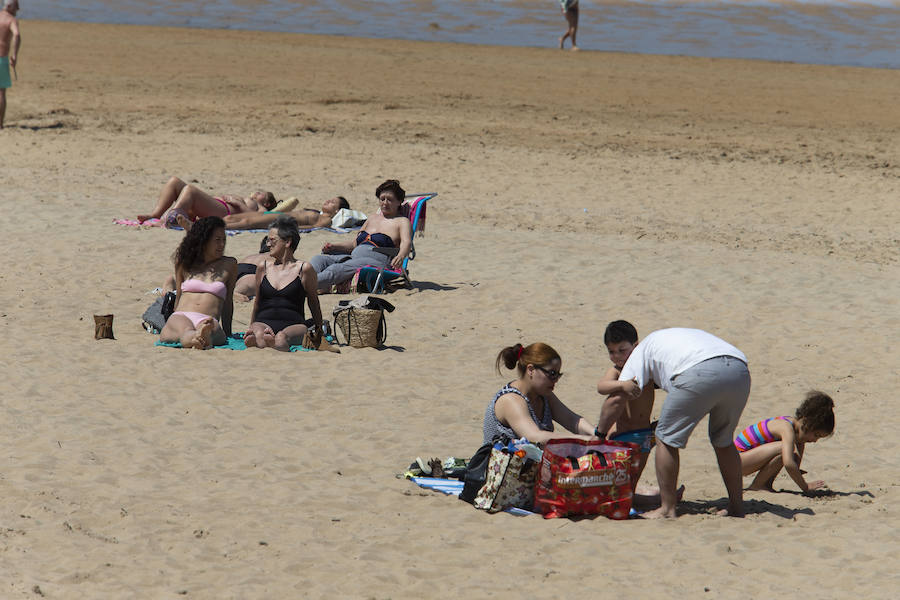 El calor ha hecho que numerosas personas se pusiesen el bañador y disfrutasen de una auténtica jornada de playa