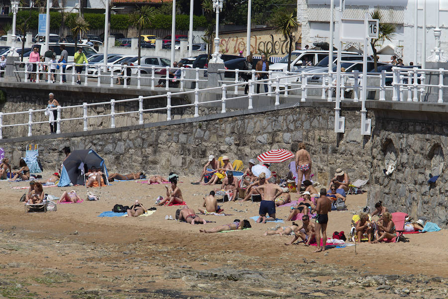 El calor ha hecho que numerosas personas se pusiesen el bañador y disfrutasen de una auténtica jornada de playa