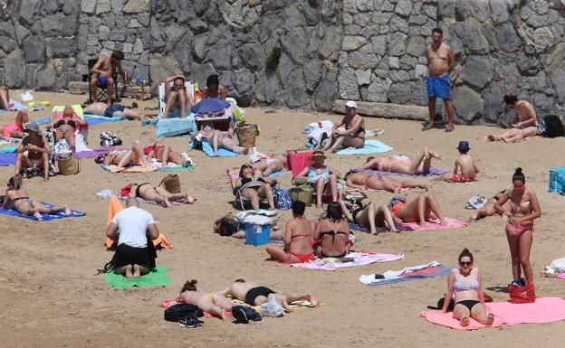 La playa de San Lorenzo, en Gijón, este domingo. 