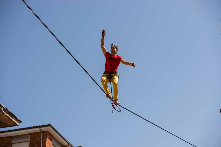 El alemán Alex Schulz recorrió la distancia entre el ayuntamiento y la iglesia subido a una cuerda a 10 metros de altura