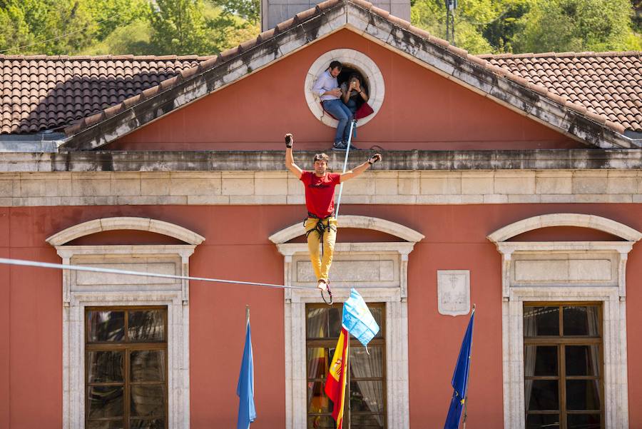 El alemán Alex Schulz recorrió la distancia entre el ayuntamiento y la iglesia subido a una cuerda a 10 metros de altura