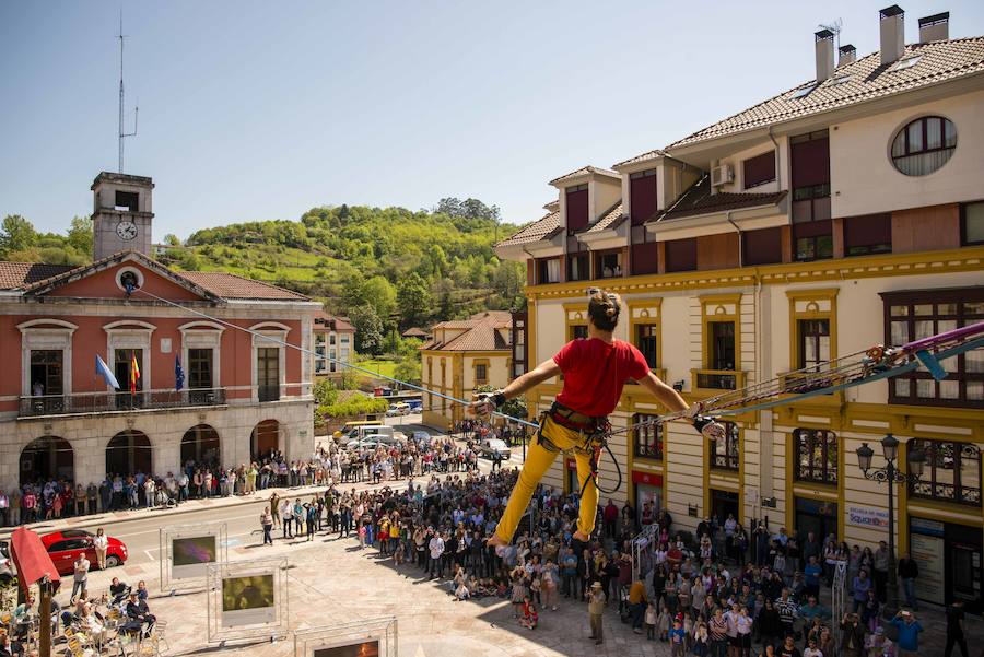 El alemán Alex Schulz recorrió la distancia entre el ayuntamiento y la iglesia subido a una cuerda a 10 metros de altura