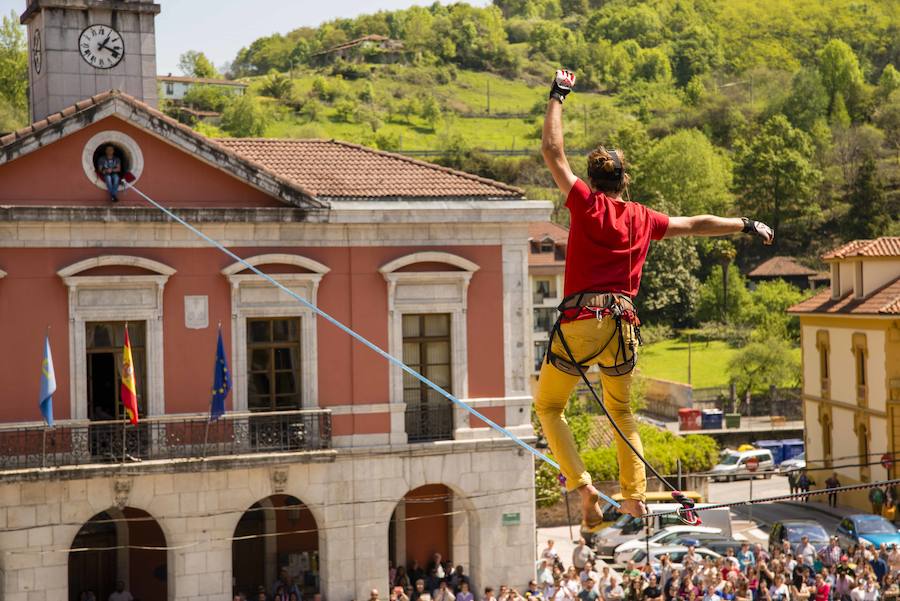 El alemán Alex Schulz recorrió la distancia entre el ayuntamiento y la iglesia subido a una cuerda a 10 metros de altura