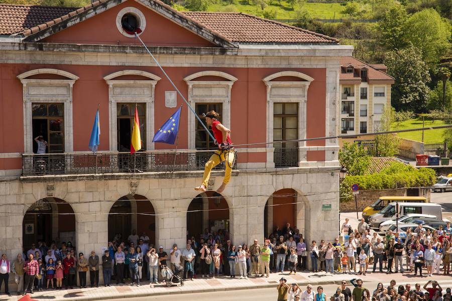 El alemán Alex Schulz recorrió la distancia entre el ayuntamiento y la iglesia subido a una cuerda a 10 metros de altura