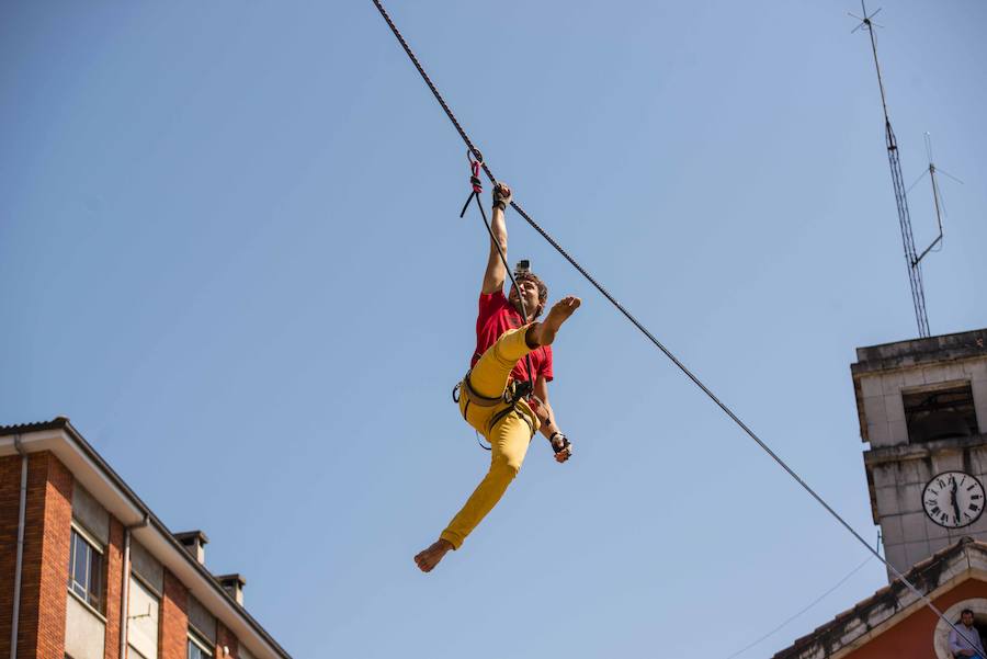 El alemán Alex Schulz recorrió la distancia entre el ayuntamiento y la iglesia subido a una cuerda a 10 metros de altura