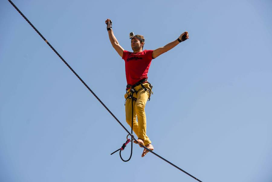 El alemán Alex Schulz recorrió la distancia entre el ayuntamiento y la iglesia subido a una cuerda a 10 metros de altura