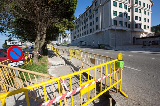 Obras en la acera de la avenida Principado de Las Vegas. 