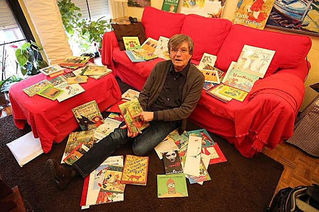 Sobre estas líneas, Toño Martos, rodeado de algunos cuentos de su colección. Abajo, una edición minúscula. :: FOTOS: NEL ACEBAL