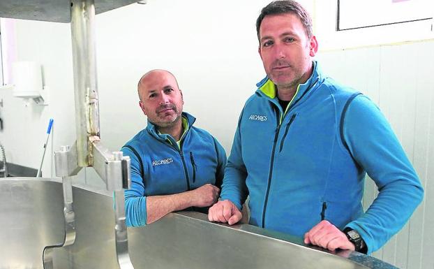 Hugo Ordiz y Marcos Martínez pusieron en marcha en 2015 la quesería Alcares. Su producción de queso azul es de entre 800 y 1.200 unidades al mes. Definen su producto como un queso azul «de sabor marcado y cremosidad interesante», diferenciado de los azules daneses y franceses. 