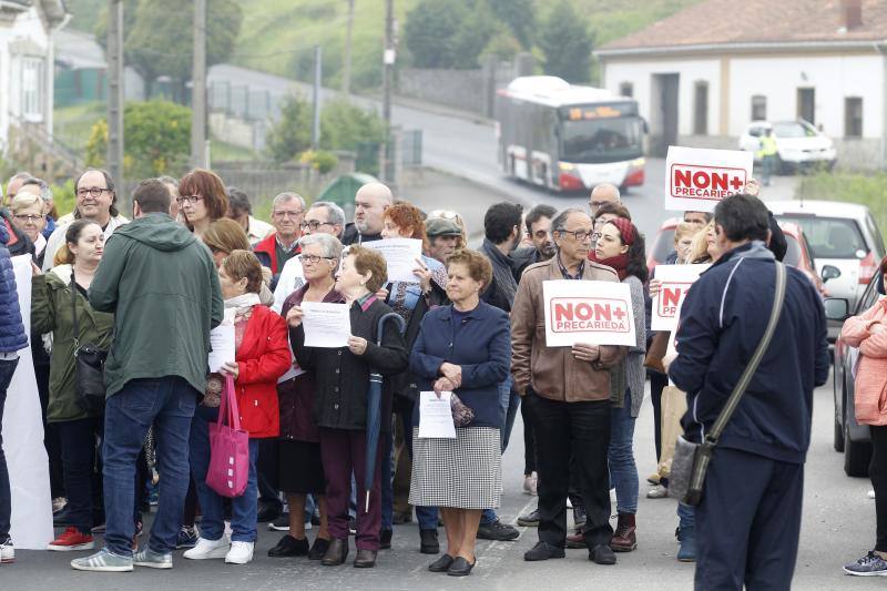 La concentración ha congregado a medio centenar de personas entre inquilinos a pocos metros del enlace de la carretera general con el acceso a la población y al pozo minero sin que se produjeran incidentes con las fuerzas de seguridad.