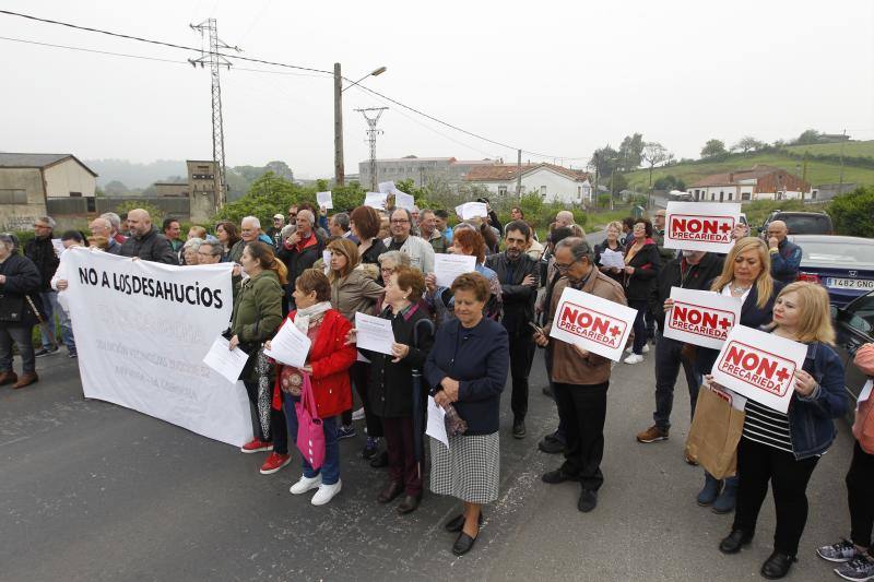 La concentración ha congregado a medio centenar de personas entre inquilinos a pocos metros del enlace de la carretera general con el acceso a la población y al pozo minero sin que se produjeran incidentes con las fuerzas de seguridad.