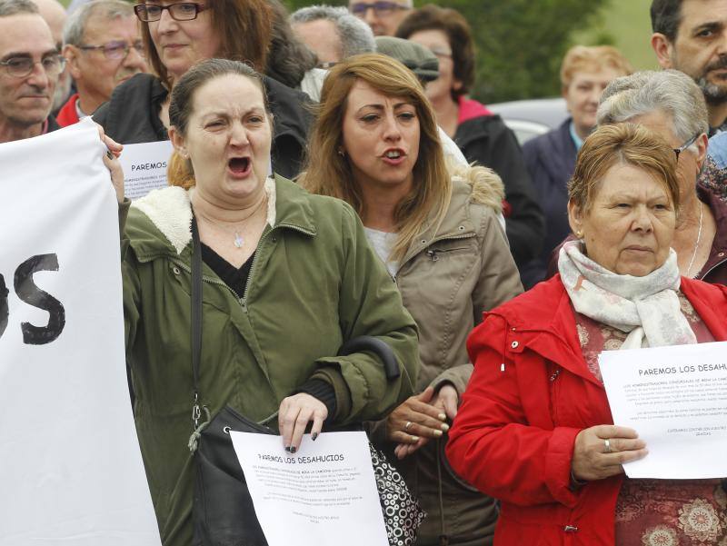 La concentración ha congregado a medio centenar de personas entre inquilinos a pocos metros del enlace de la carretera general con el acceso a la población y al pozo minero sin que se produjeran incidentes con las fuerzas de seguridad.