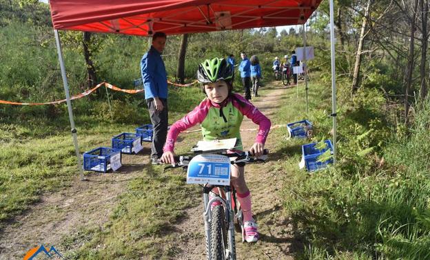 Marta cruza en bicicleta uno de los puntos de control durante su carrera.