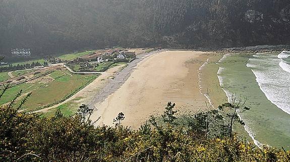 Playa de San Pedro Bocamar, en Cudillero.