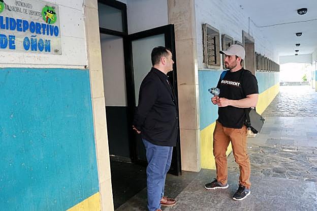 El conserje informa del cierre a un usuario en Oñón. 