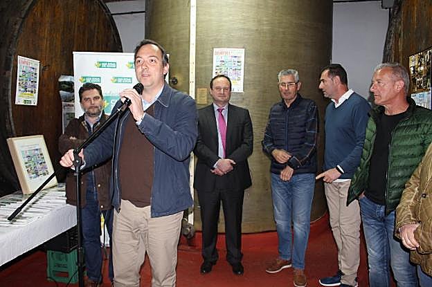 Toño Migoya, Alejandro Vega, Benigno Runza, Juan Rubio y Dioni Novel, en la presentación en el Llagar de Gelo. 
