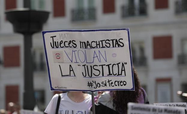 Imagen principal - Miles de estudiantes y jóvenes protestan en toda España contra la sentencia a &#039;La Manada&#039;
