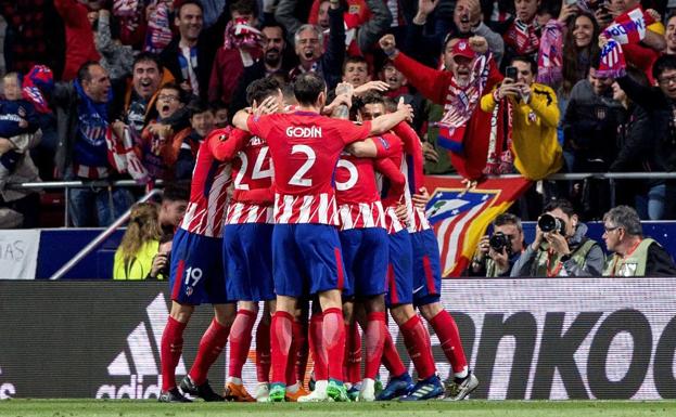 Los jugadores del Atlético celebran el pase a la final de Lyon. 