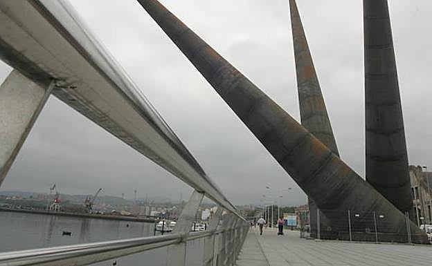 'Avilés', de Benjamín Menéndez, en la ría.