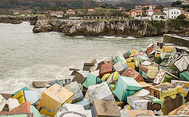 'Cubos de la memoria' de Agustín Ibarrola, en Llanes.