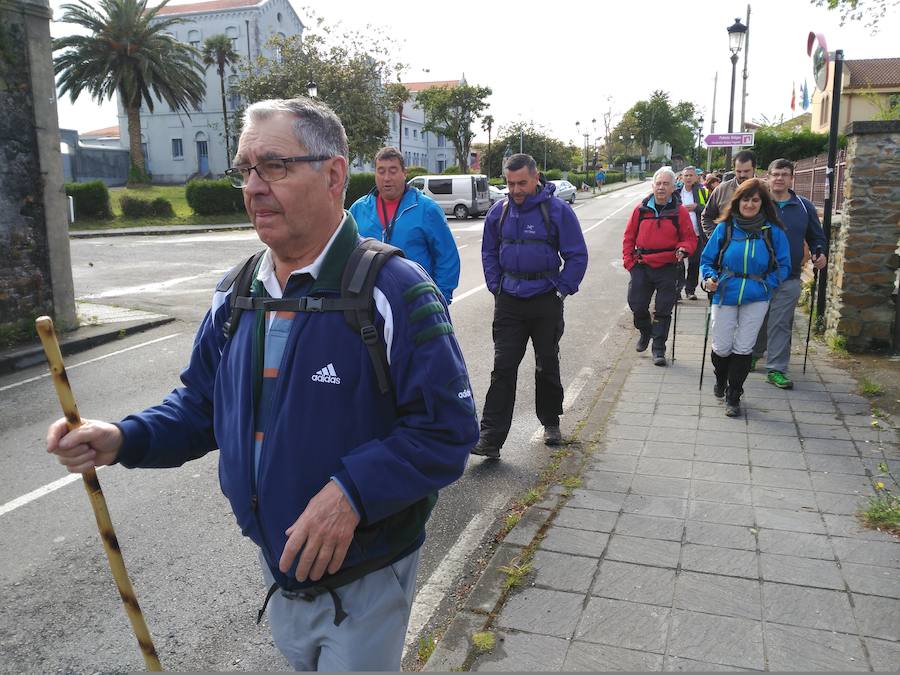 Fotos: La Chiruca recorre el Camino de Santiago entre Muros y Soto de Luiña