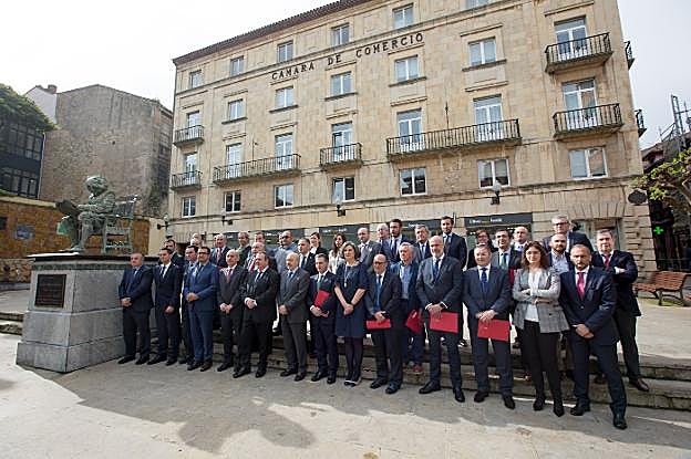 El presidente de la Cámara de Comercio, Luis Noguera, posa con el consejero de Economía, Isaac Pola, y los integrantes del nuevo pleno. 