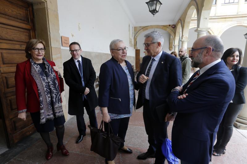 La catedrática María Josefa Sanz, cronista oficial de Avilés, se jubila. La Universidad le rinde un cálido homenaje.