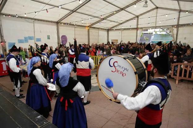 Los de Conceyu de Siero durante la actuación que les proclamó campeones del certamen. 