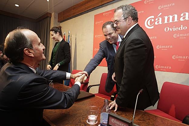 Fernández-Kelly estrecha la mano de Paniceres el pasado jueves. 