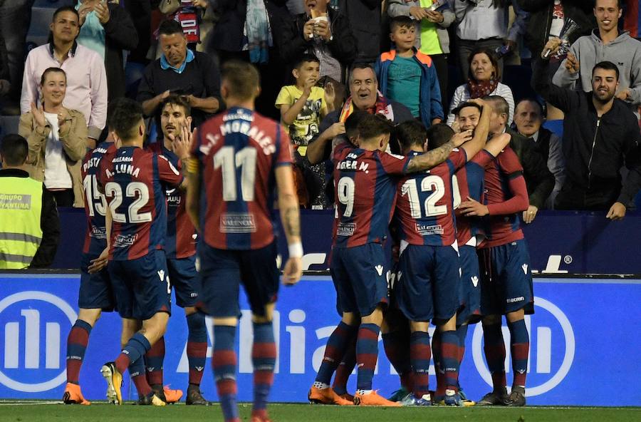 El Barça perdió la imbatibilidad en el Ciutat de Valencia a pesar del hat-trick de Coutinho y el penalti transformado por Suárez. Con esta victoria, el Levante acumula cinco consecutivas en casa 