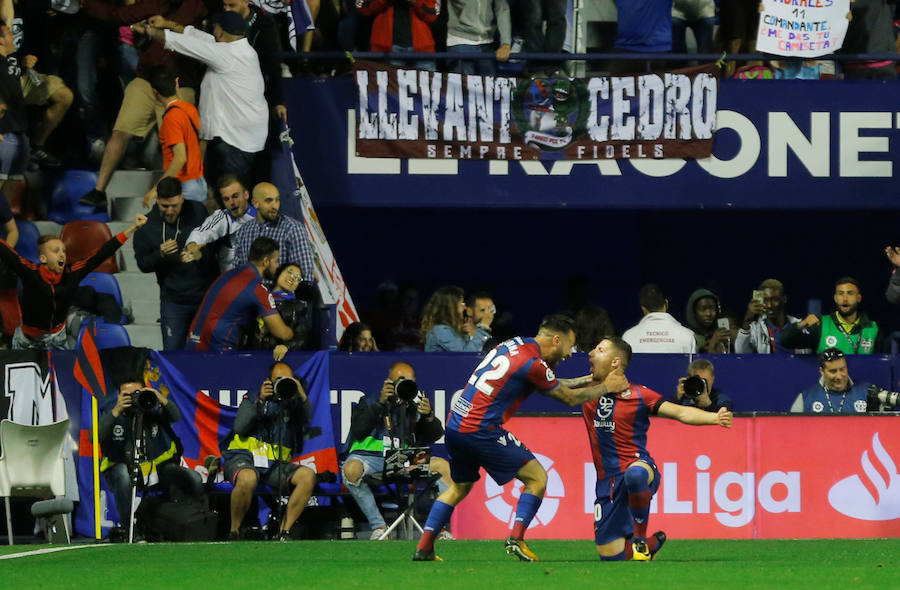 El Barça perdió la imbatibilidad en el Ciutat de Valencia a pesar del hat-trick de Coutinho y el penalti transformado por Suárez. Con esta victoria, el Levante acumula cinco consecutivas en casa 