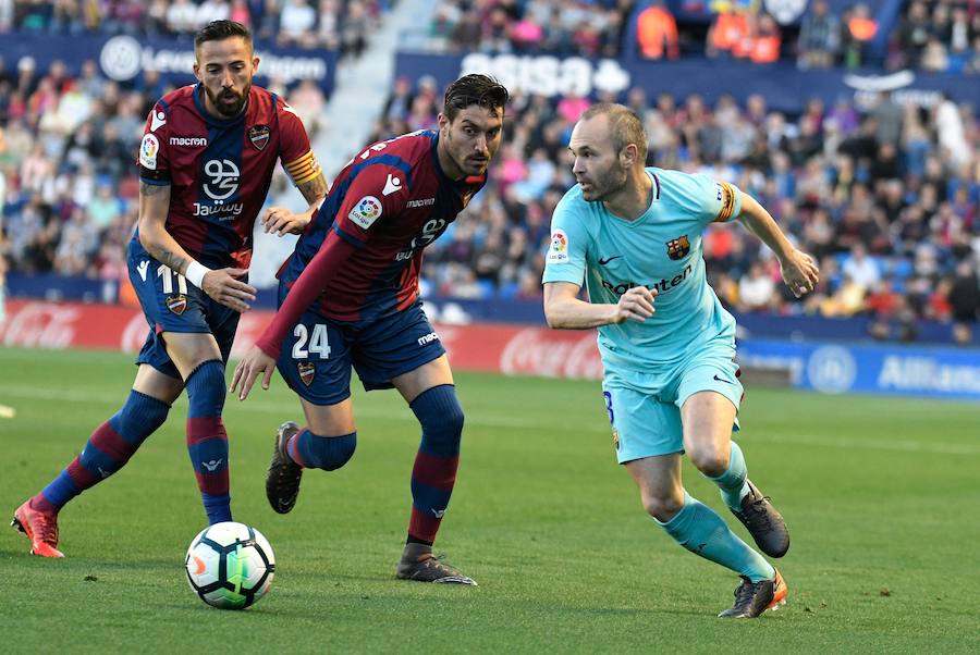 El Barça perdió la imbatibilidad en el Ciutat de Valencia a pesar del hat-trick de Coutinho y el penalti transformado por Suárez. Con esta victoria, el Levante acumula cinco consecutivas en casa 