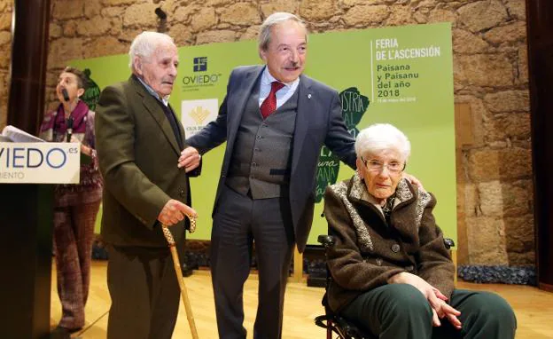 El alcalde, Wenceslao López, junto a los Paisanos del Año de La Ascensión, José Fernández y Teresa Sánchez, en el Auditorio. 