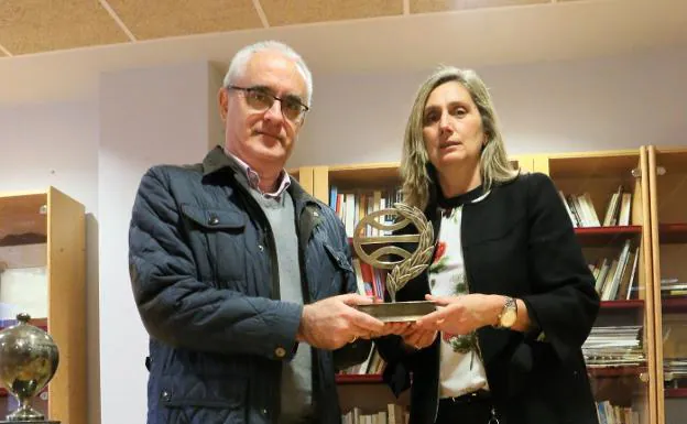 Vicente Portal y Desireé Carrio, ayer, con los premios y distinciones recibidas por la escritora Marta Portal. 