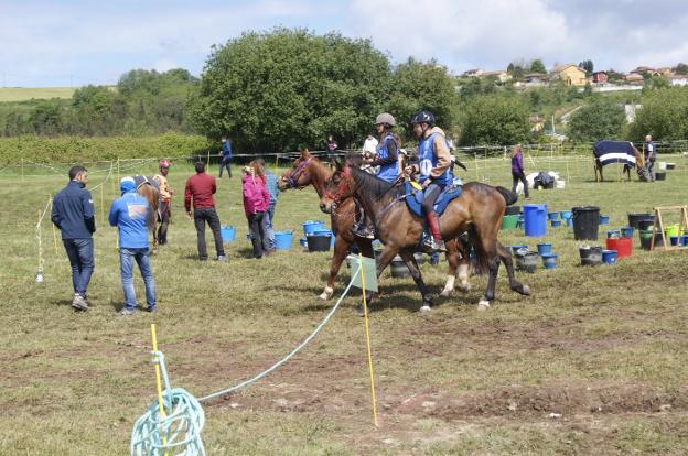 Dos de los participantes en la prueba, que se disputó el pasado sábado en Piedras Blancas. 