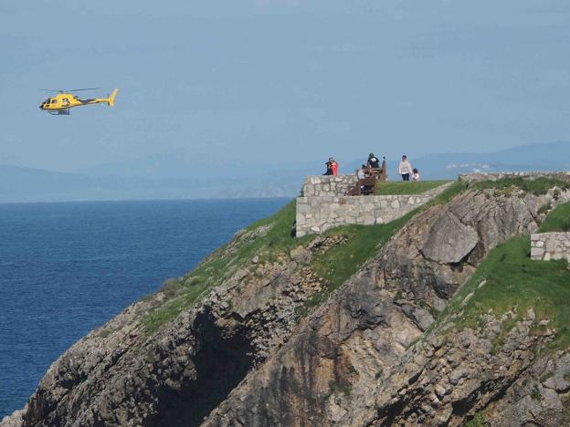 El helicóptero del SEPA peina el paseo de San Pedro . 