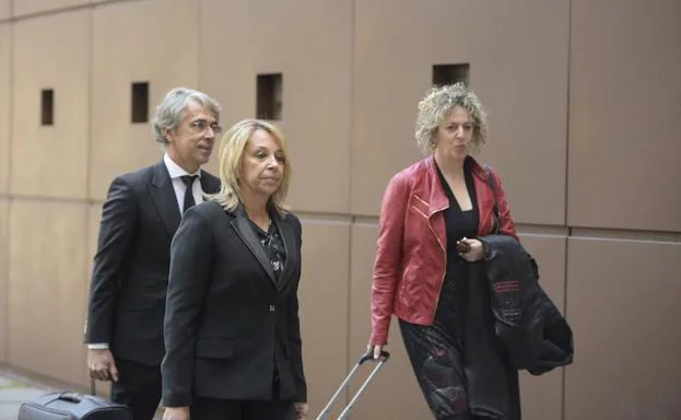 Marcelino Tamargo, la acusada y Diana González se dirigen a la Audiencia. 