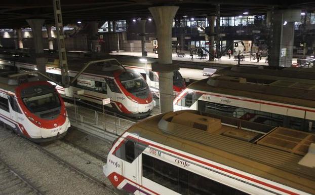 La caída de un árbol corta tres horas la línea de tren que une Oviedo y El Entrego