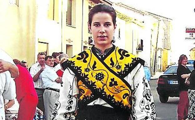 Luciendo el traje regional de Aliste.