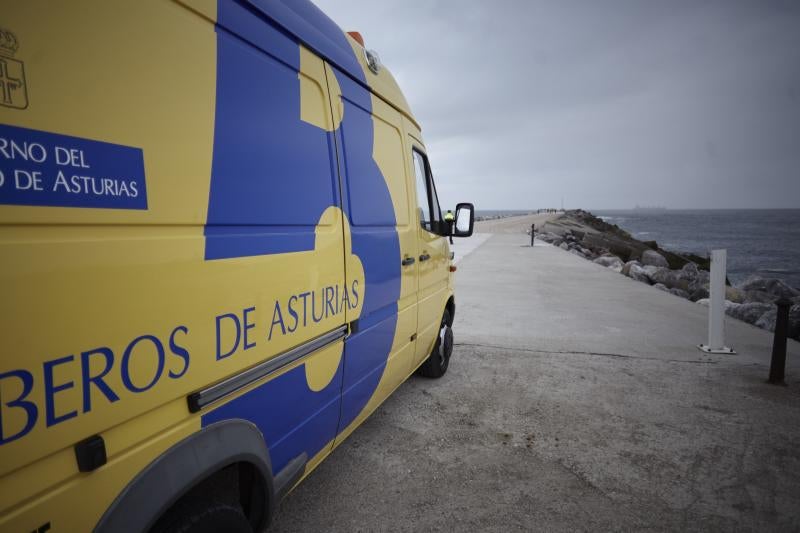 Los Servicios de Emergencias se despliegan en el espigón de San Juan tras la aparición de un cadáver en el agua