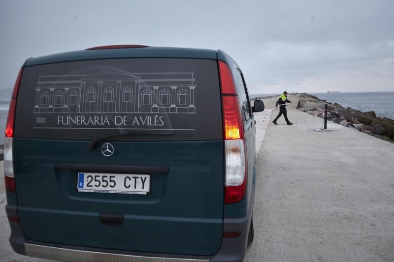 Los Servicios de Emergencias se despliegan en el espigón de San Juan tras la aparición de un cadáver en el agua