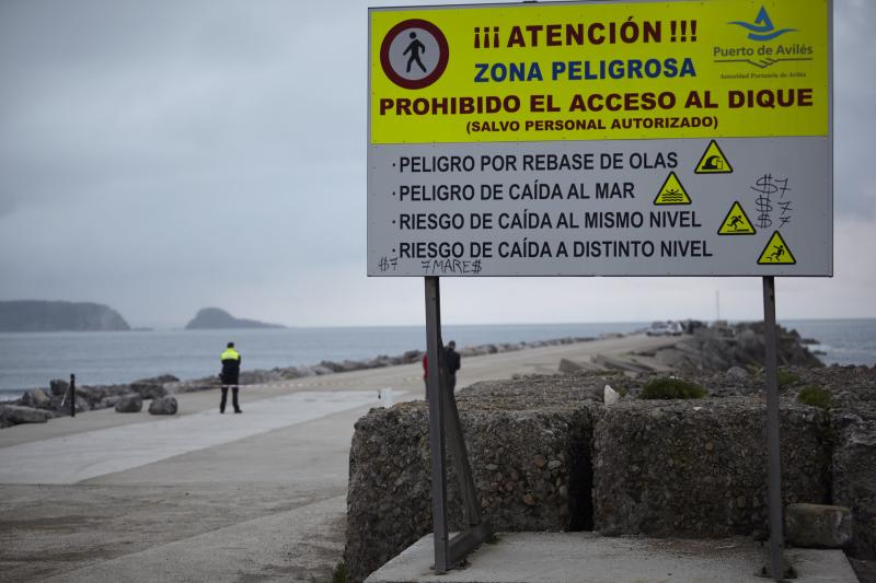 Los Servicios de Emergencias se despliegan en el espigón de San Juan tras la aparición de un cadáver en el agua