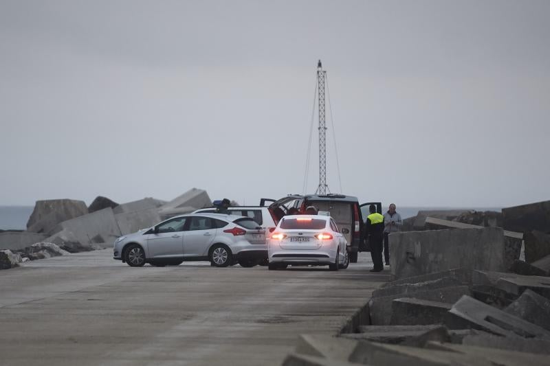 Los Servicios de Emergencias se despliegan en el espigón de San Juan tras la aparición de un cadáver en el agua