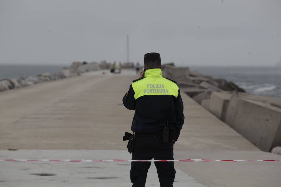 Los Servicios de Emergencias se despliegan en el espigón de San Juan tras la aparición de un cadáver en el agua