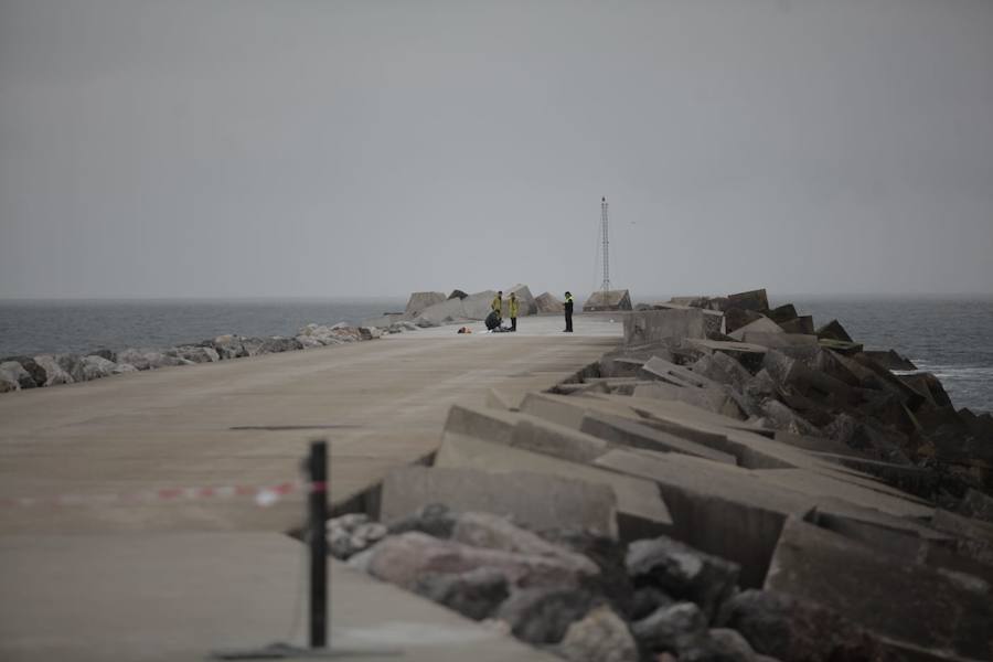 Los Servicios de Emergencias se despliegan en el espigón de San Juan tras la aparición de un cadáver en el agua